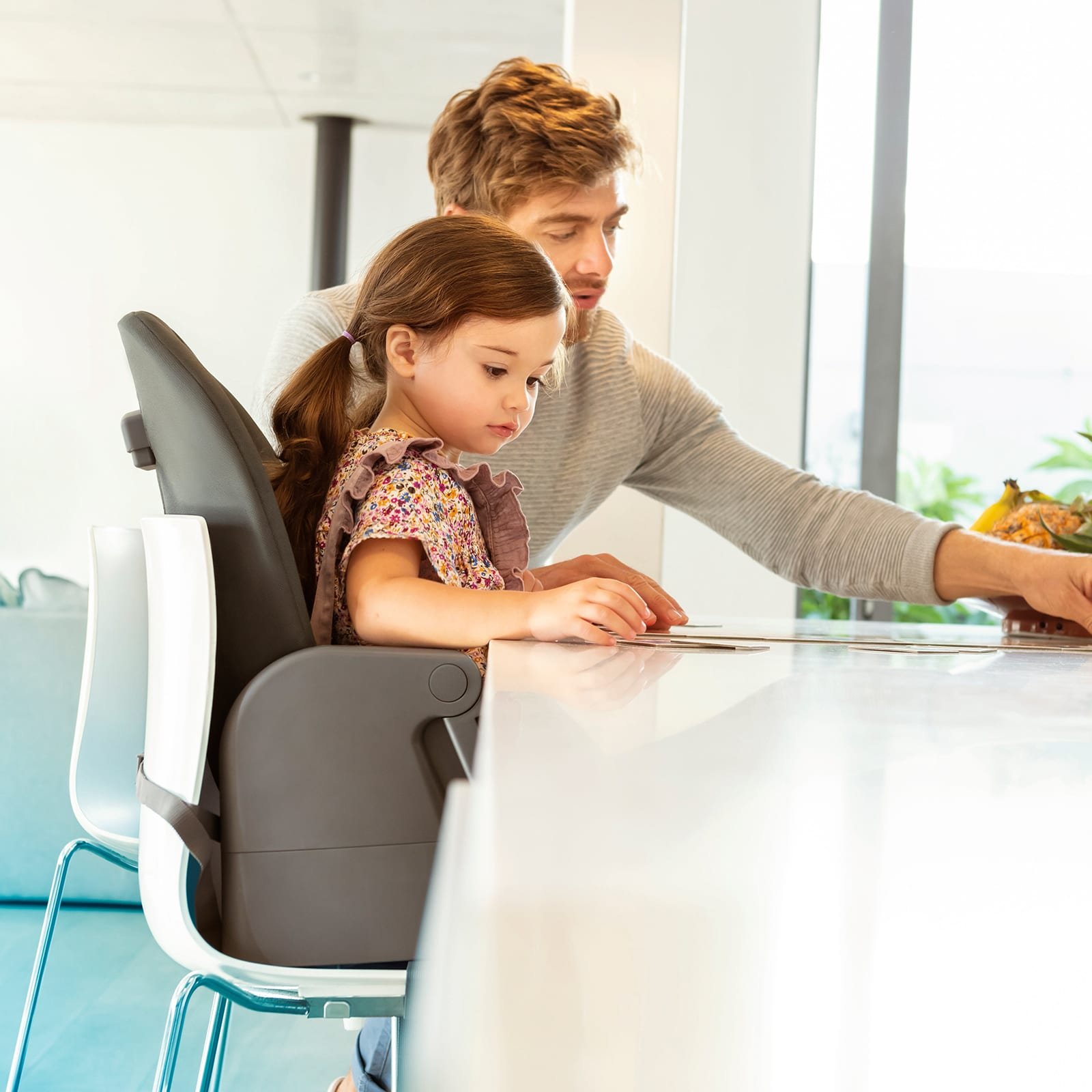 JPG-CMYK-300-DPI-MC2713_2019_Maxicosi_high-chair_Minla_Lifestyle_Spring_Dadandgirlplayingpuzzleboosterseat_Portrait_RGB