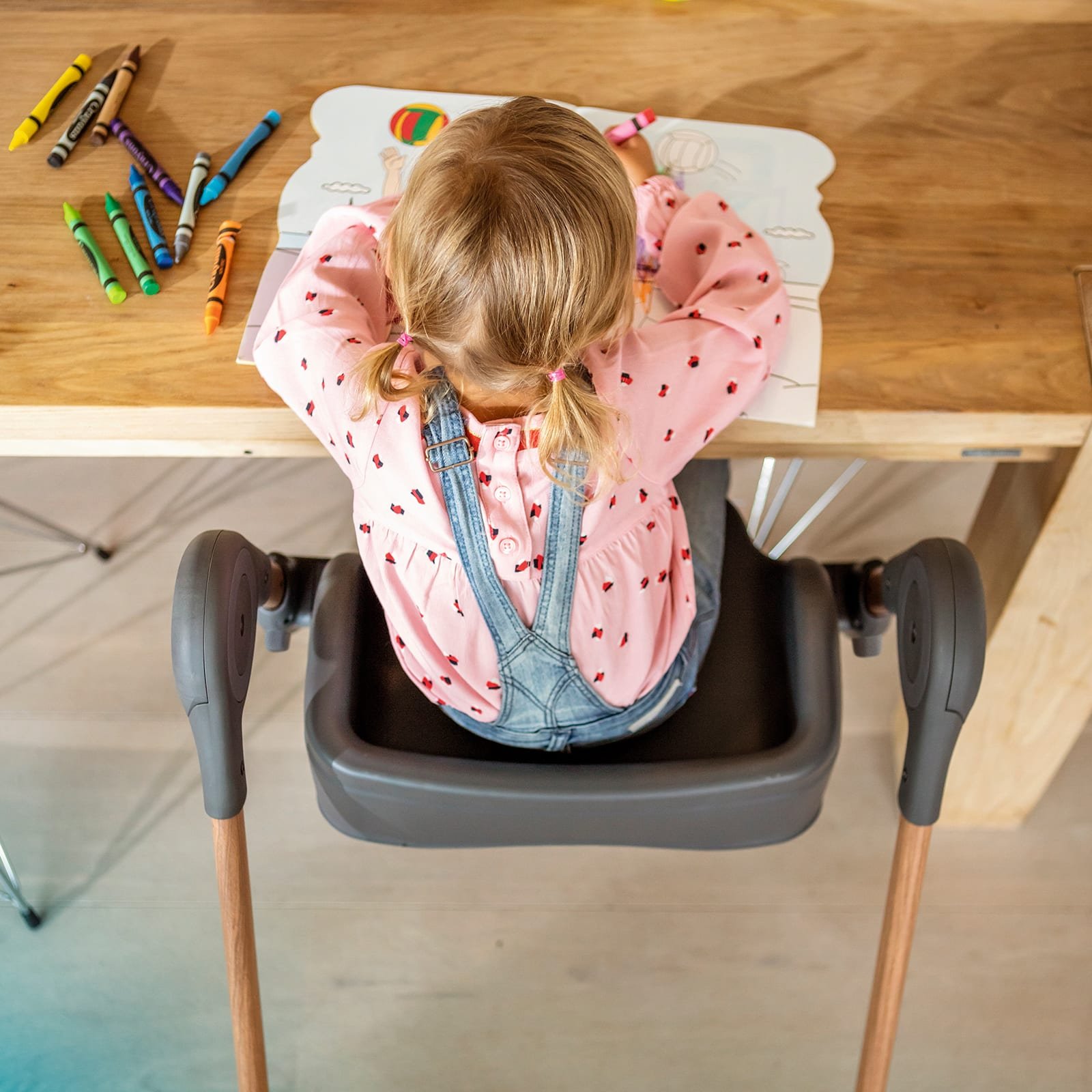 JPG-CMYK-300-DPI-MC2713_2019_Maxicosi_high-chair_Minla_Lifestyle_Spring_Girlcoloringchildstoolfromabove_Portrait_RGB