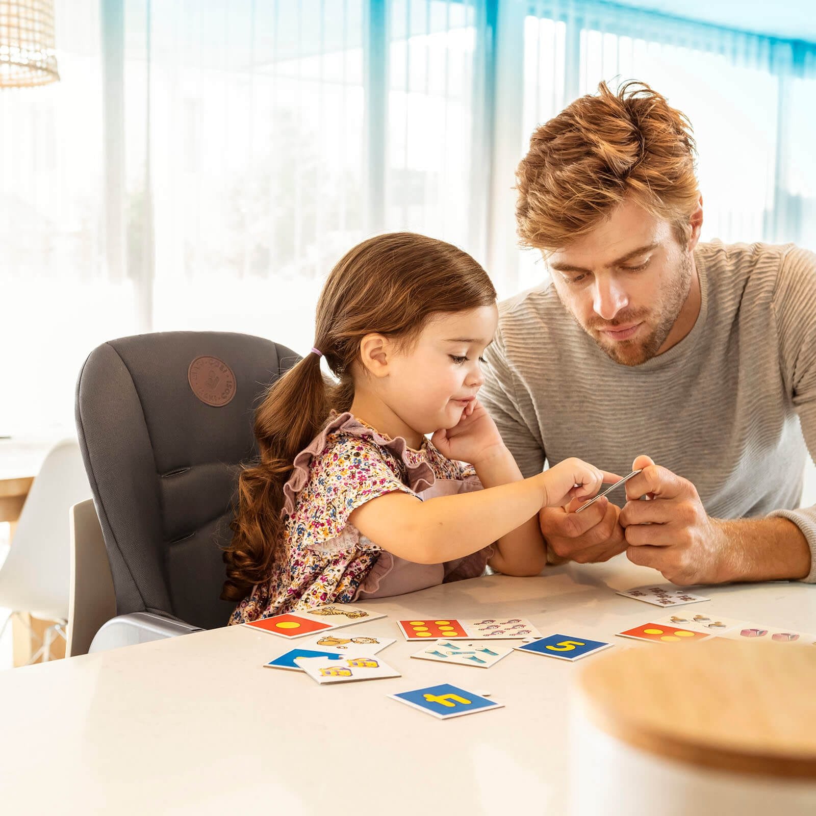 MC2713_2019_Maxicosi_high_chair_Minla_Lifestyle_Spring_Dadandgirlplayingpuzzle_Landscape_RGB