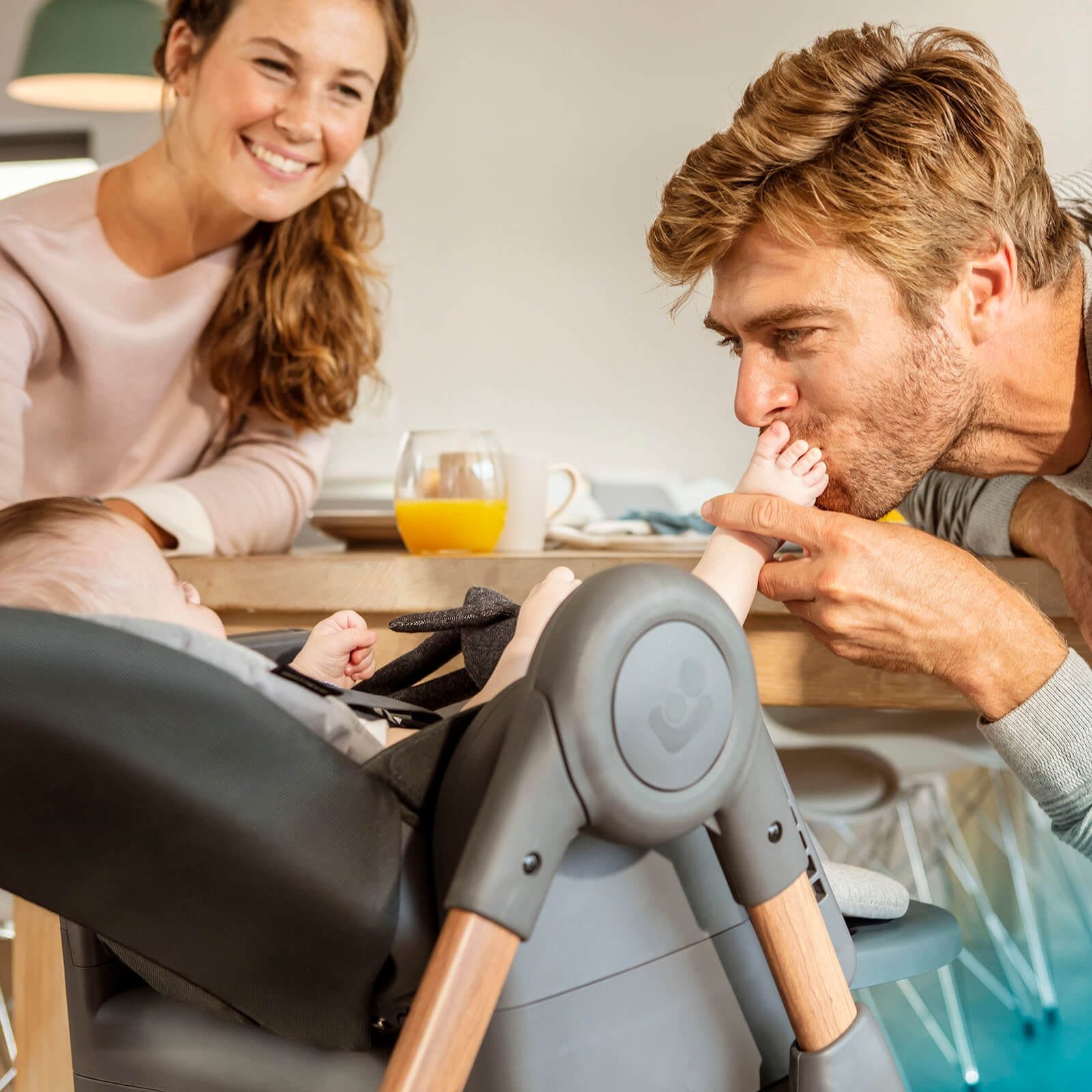 MC2713_2019_Maxicosi_high_chair_Minla_Lifestyle_Spring_Dadkissingfootbaby_Landscape_RGB