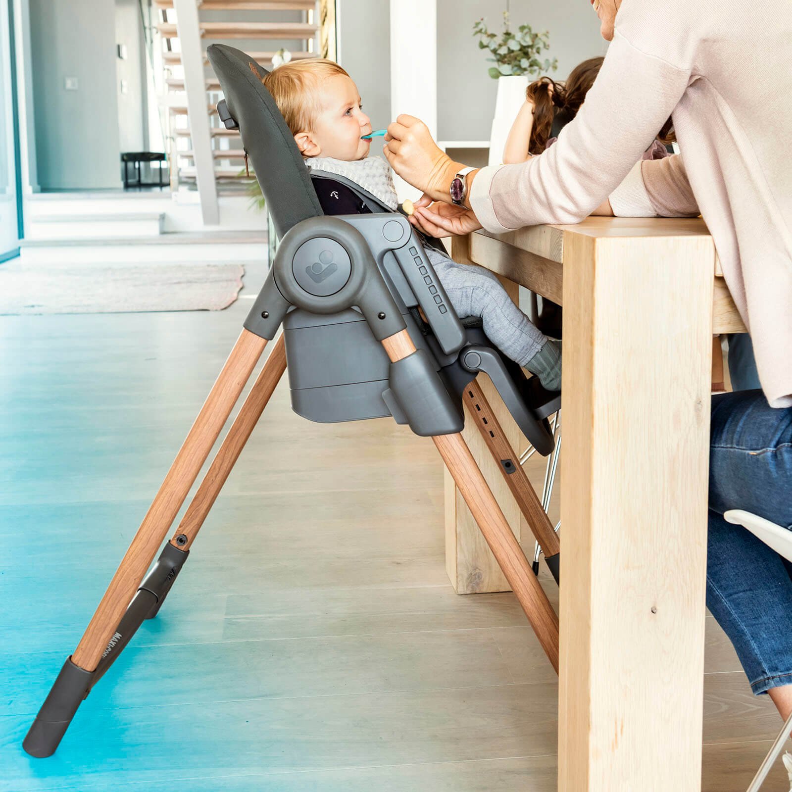 MC2713_2019_Maxicosi_high_chair_Minla_Lifestyle_Spring_Momfeedingbabyseatup_Portrait_RGB