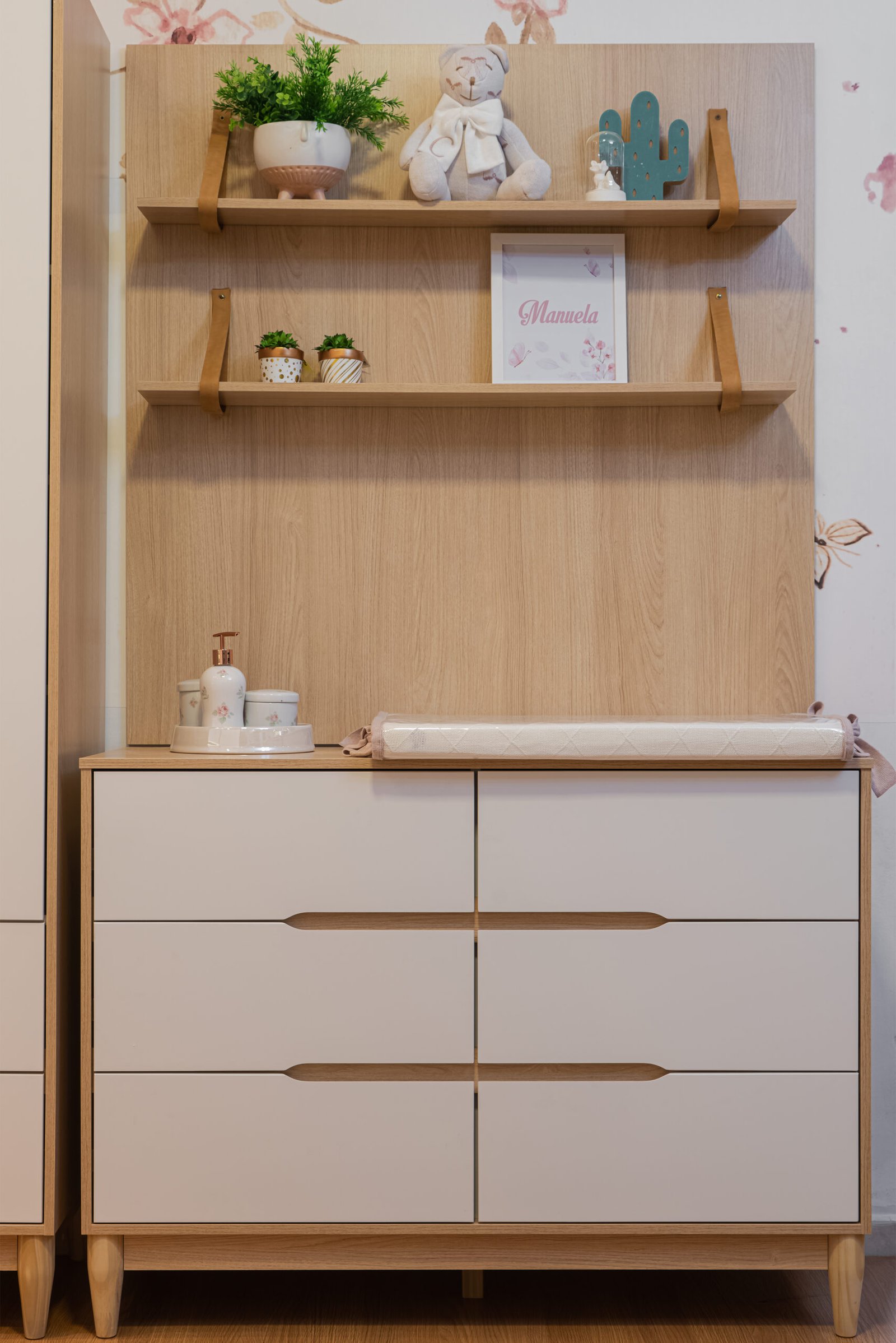 23550_23810 - Cômoda 6 gavetas e painel com 2 prateleiras - maior - Tomi